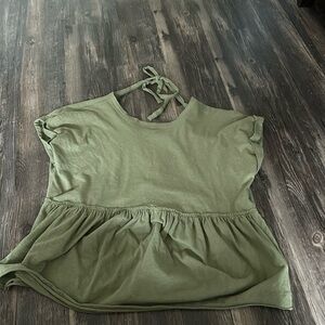 Cute shirt with a open/tie back